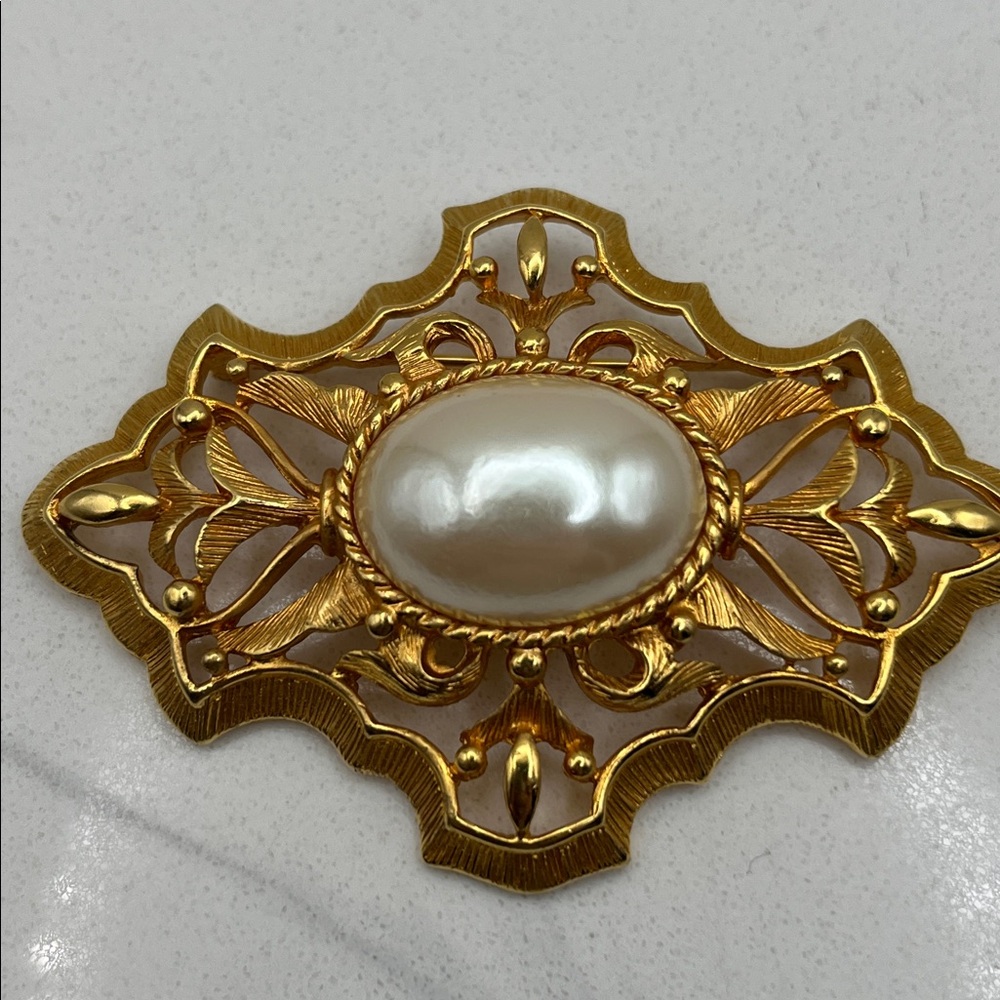 Ben-Amun gorgeous 18k gold plated Pearl brooch